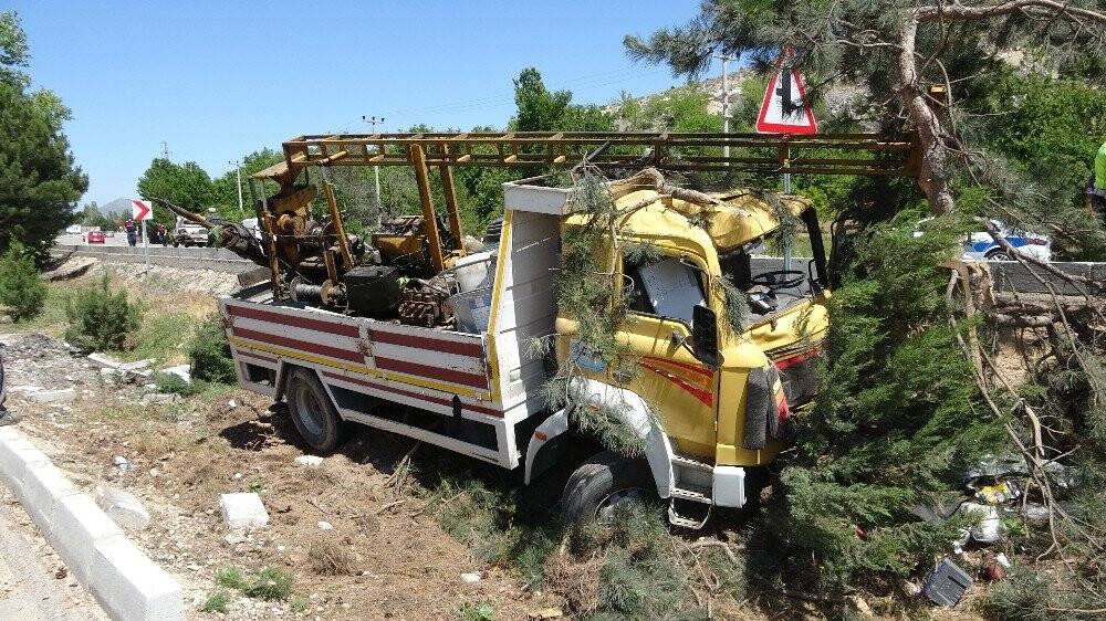 Devrilen kamyonda can pazarı