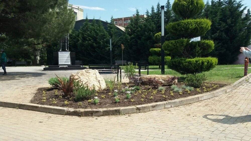 İzmit’te çiçekler toprakla buluşmaya devam ediyor