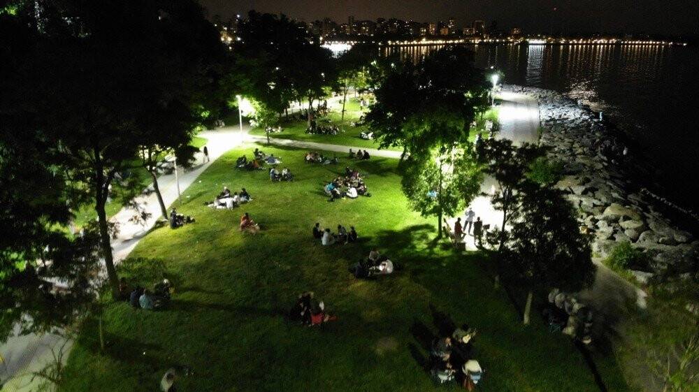 Moda Sahili gece boyu doldu taştı