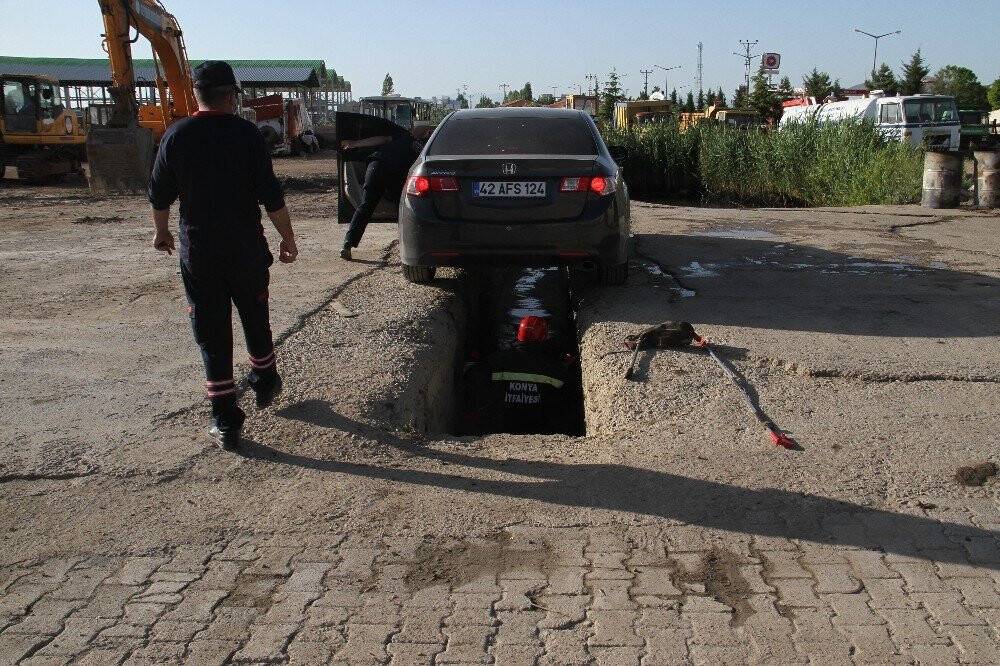 Otomobile giren yılan paniğe yol açtı