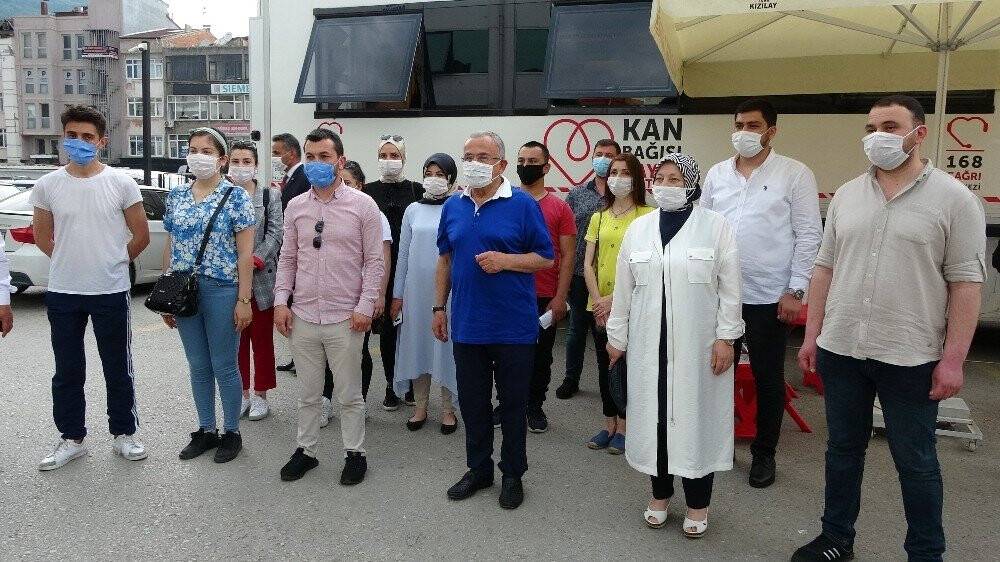 AK Parti’den Kızılay’a kan desteği