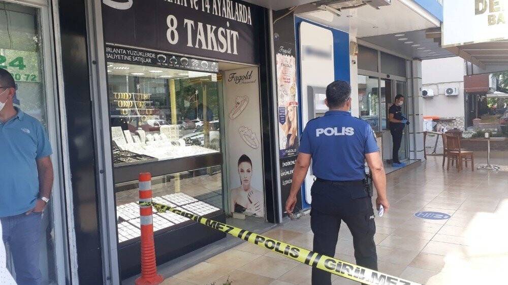 İzmir’de hırsız sert kayaya çarptı