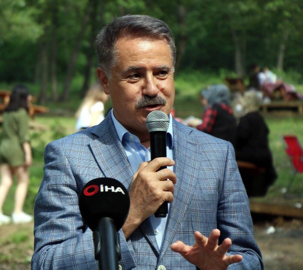 Koronaya yenik düşen sağlık çalışanlarının isimleri ağaçlara verildi