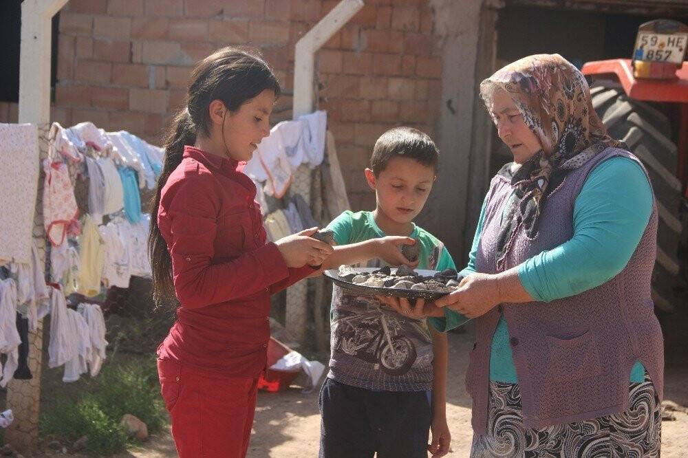Mıknatısla gök taşı topladı