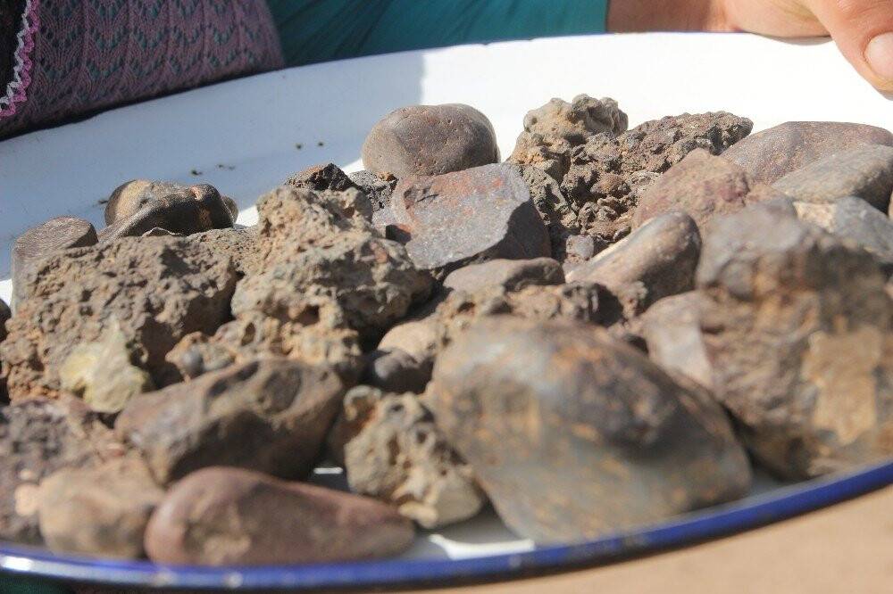 Mıknatısla gök taşı topladı