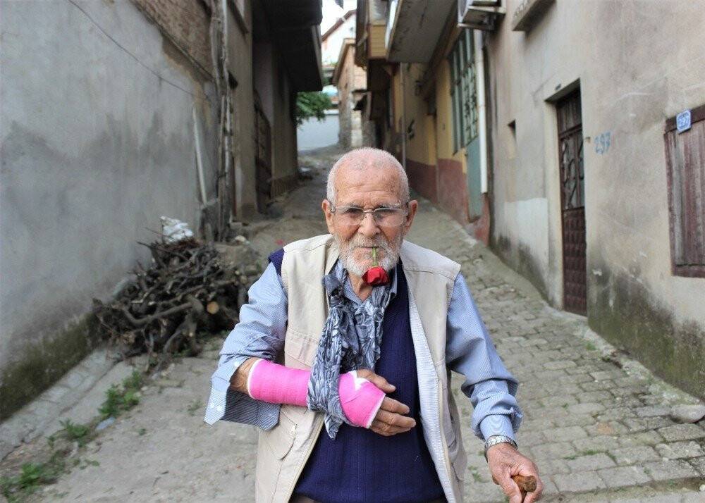 62 yaşındaki adam ağzından gülü düşürmüyor