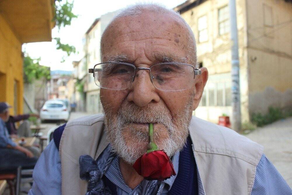 62 yaşındaki adam ağzından gülü düşürmüyor