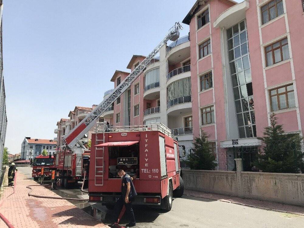 Konya’da çatıda çıkan yangın korkuttu