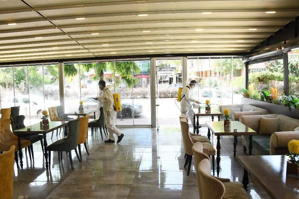 Konya’da kafe ve kıraathanelerin dezenfeksiyonu yapılıyor