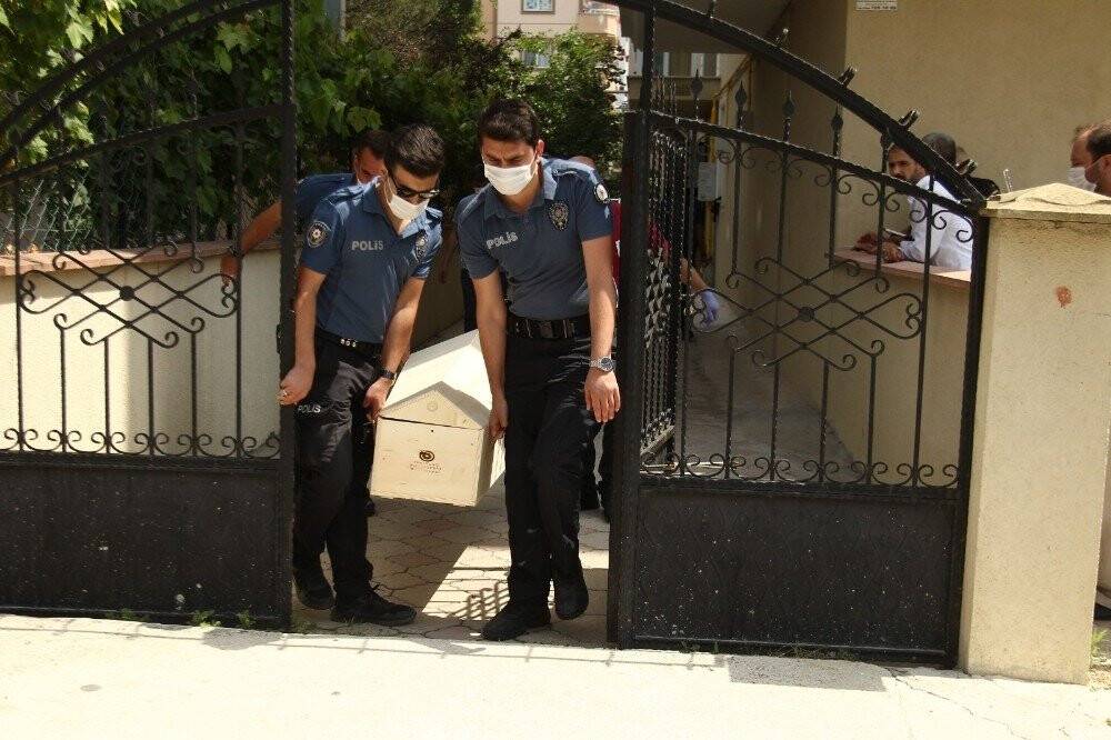 Boşanma aşamasındaki eşinin boğazını kesti