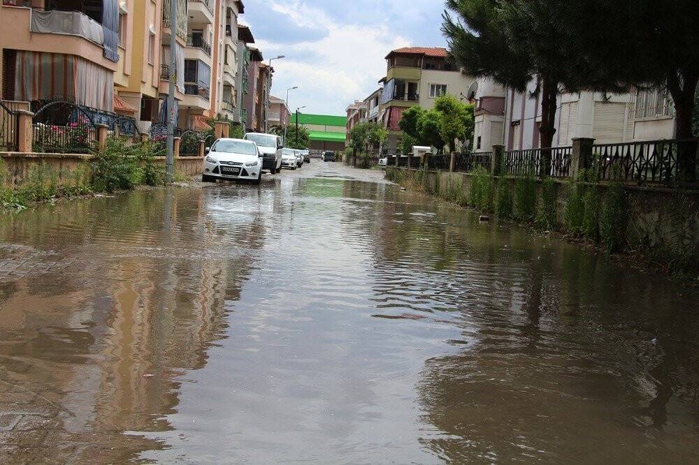 Sağanak yağış Kula’da hayatı olumsuz etkiledi