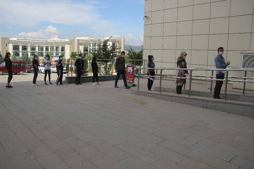 70 metrelik sınav kuyruğu
