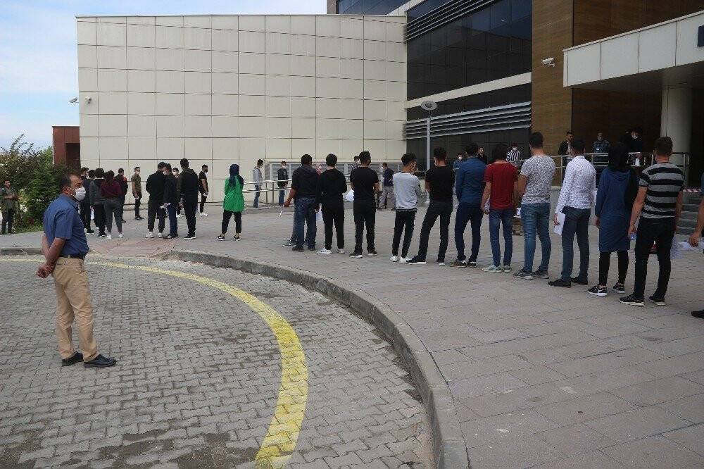 70 metrelik sınav kuyruğu