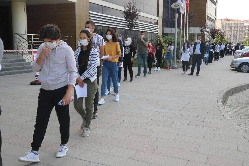 70 metrelik sınav kuyruğu