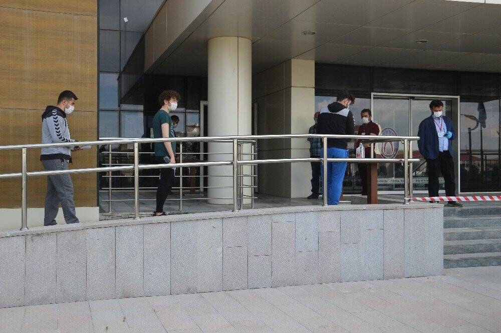 70 metrelik sınav kuyruğu