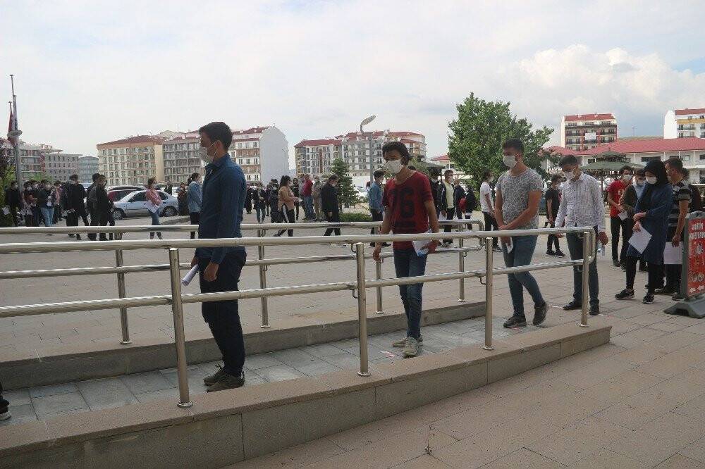 70 metrelik sınav kuyruğu
