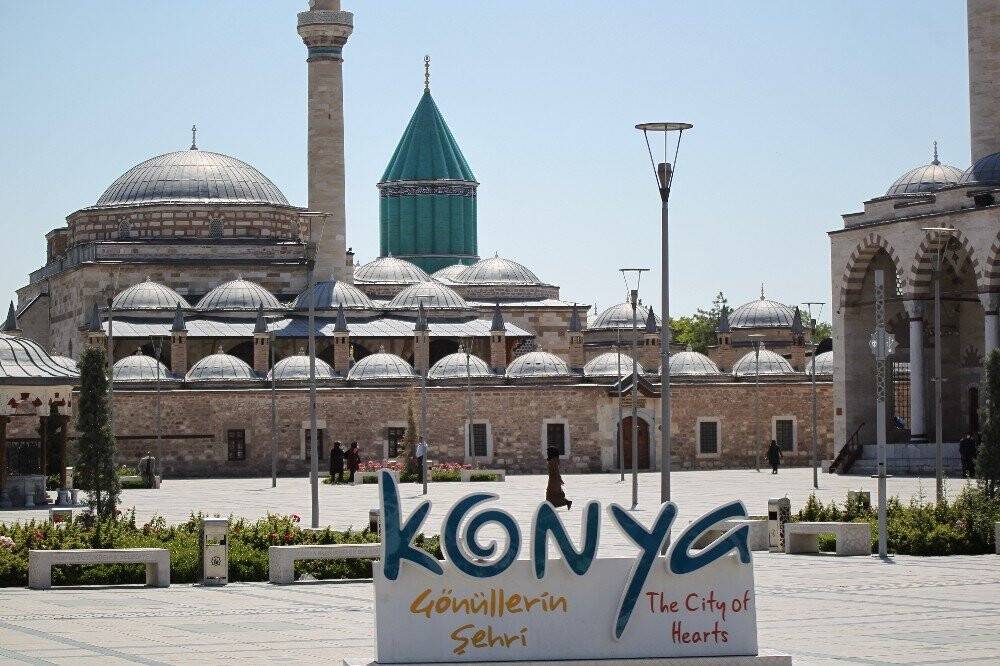 Mevlana Müzesi’ndeki yeşil kubbenin çinileri yenileniyor