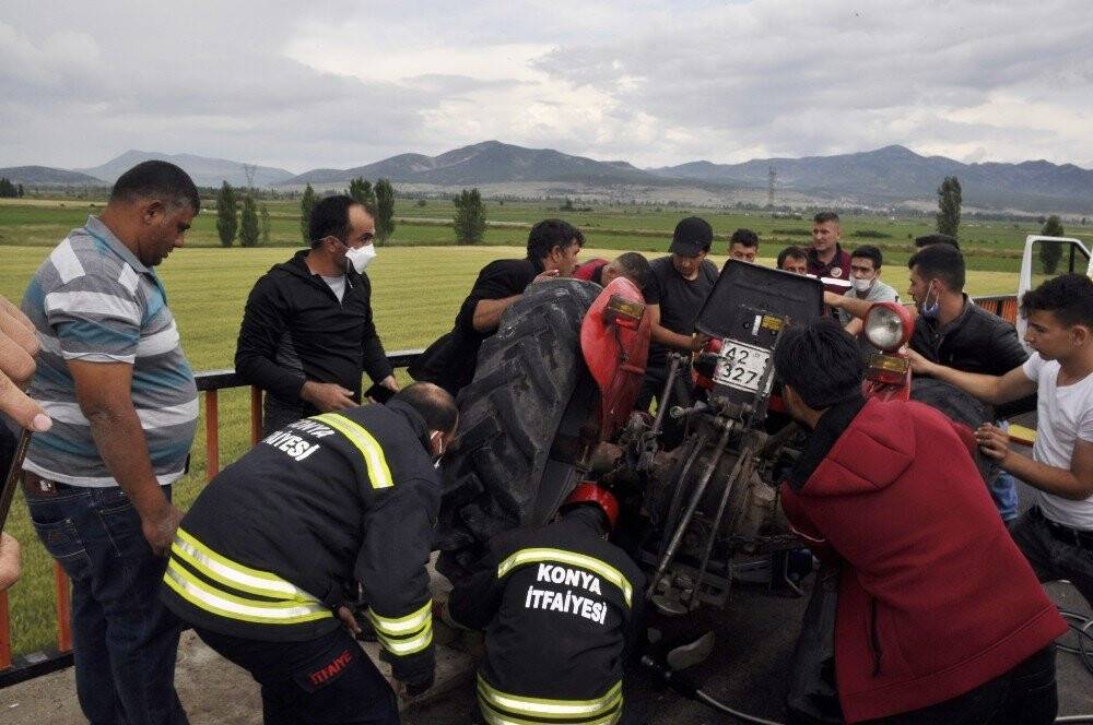 Traktörün altında sıkışan sürücü vinç yardımıyla kurtarıldı