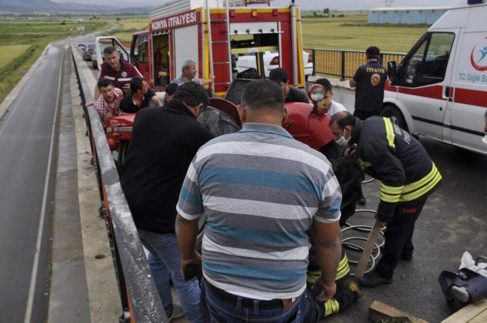 Traktörün altında sıkışan sürücü vinç yardımıyla kurtarıldı