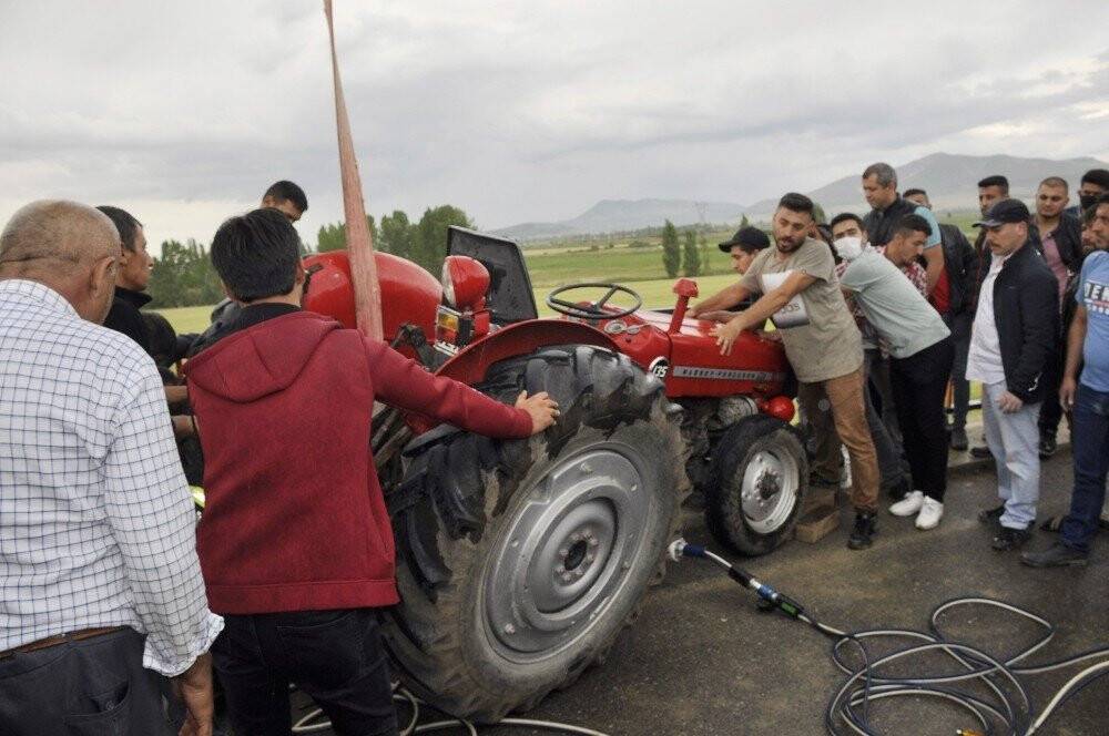 Traktörün altında sıkışan sürücü vinç yardımıyla kurtarıldı