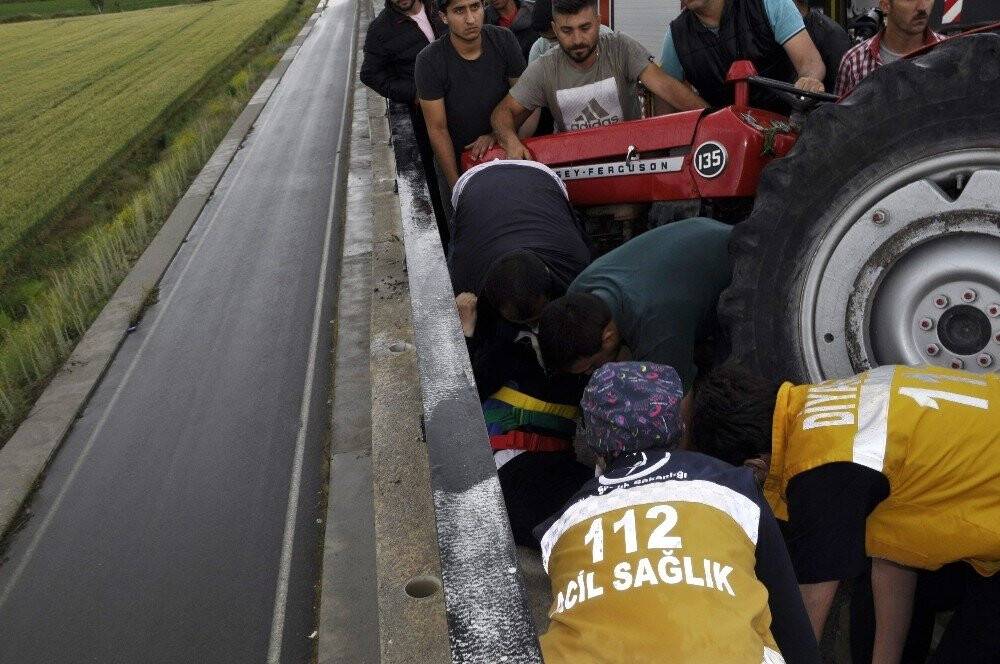 Traktörün altında sıkışan sürücü vinç yardımıyla kurtarıldı