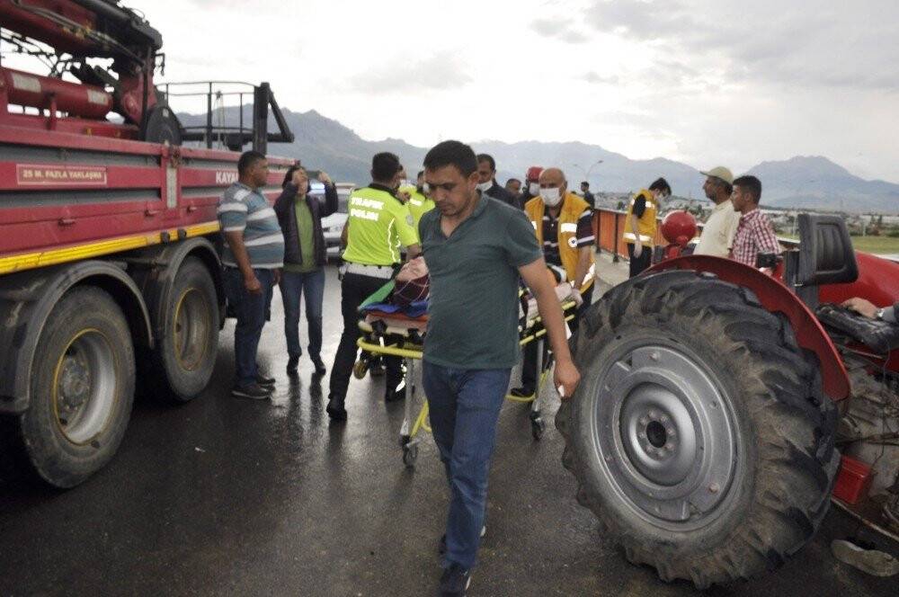 Traktörün altında sıkışan sürücü vinç yardımıyla kurtarıldı