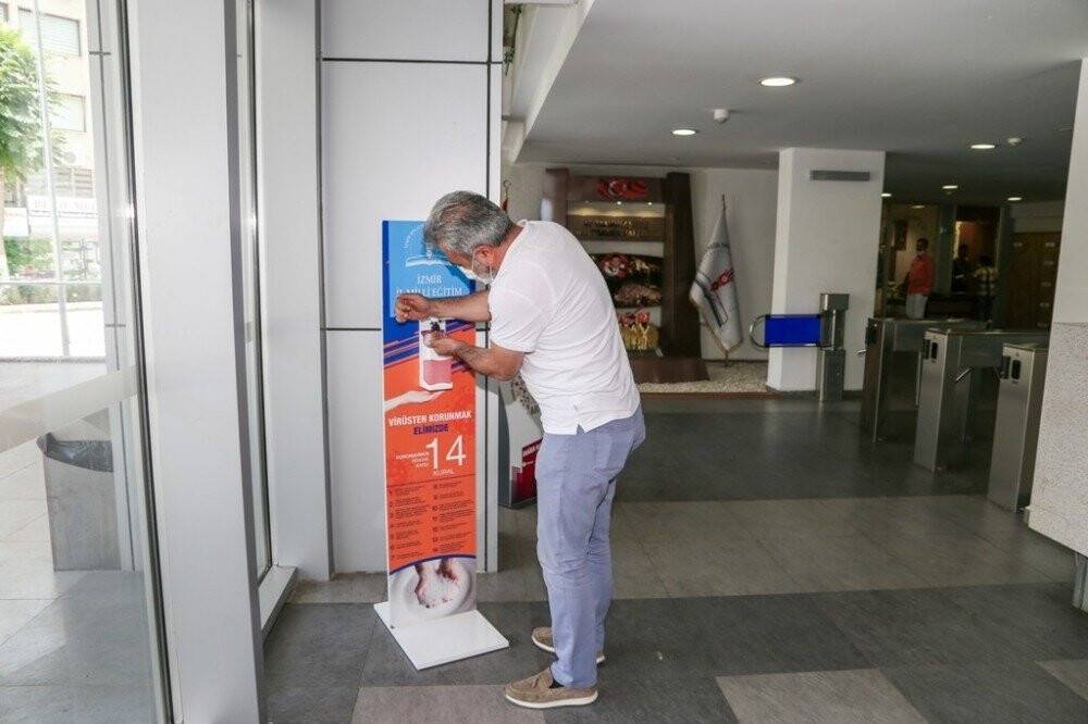 İzmir Milli Eğitim Müdürlüğünden sensörlü dezenfektan