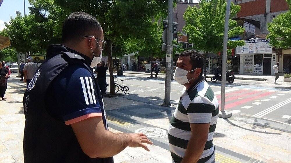 Polisi gören maskesini taktı