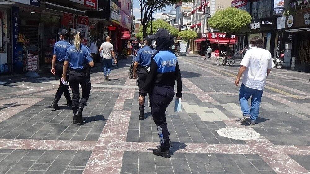 Polisi gören maskesini taktı