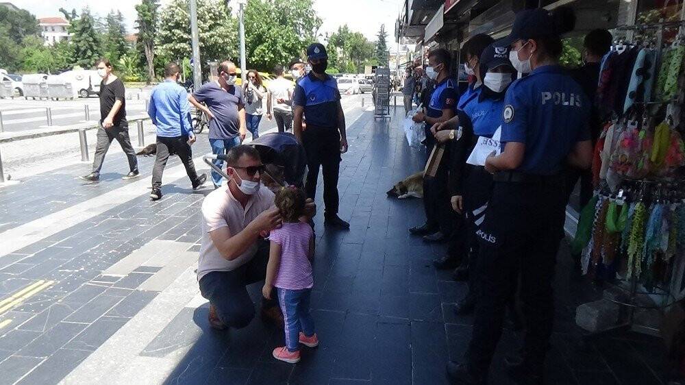 Polisi gören maskesini taktı