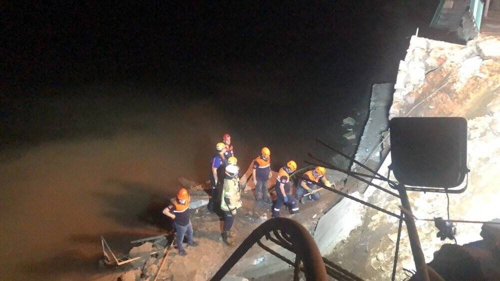 Sağanak yağış nedeniyle istinat duvarı çöktü