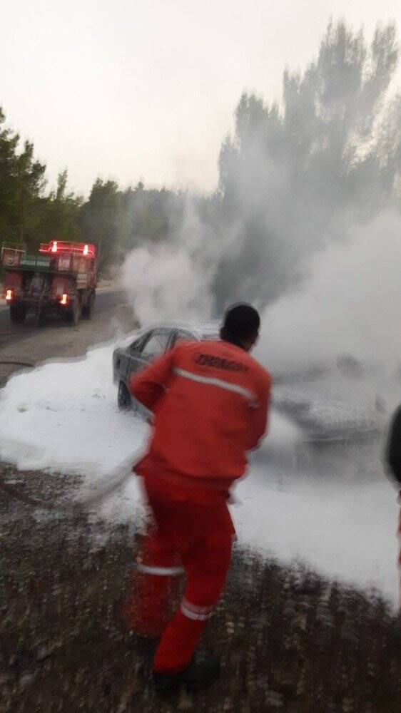 Seyir halindeki otomobil alev alev yandı