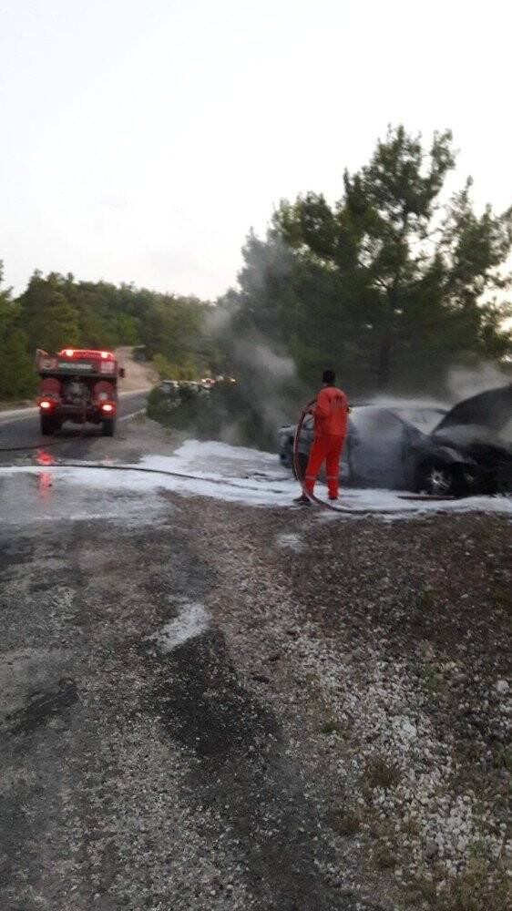Seyir halindeki otomobil alev alev yandı
