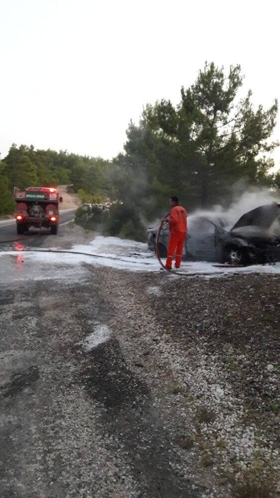 Seyir halindeki otomobil alev alev yandı
