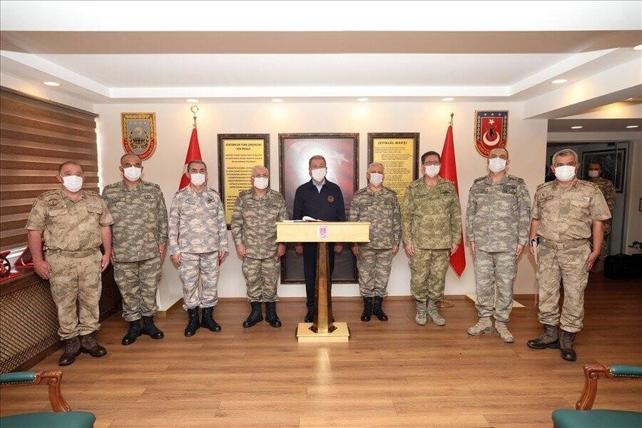Bakan Akar sınır hattında