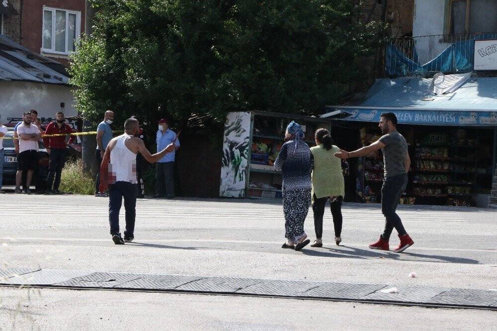 Ceza yedi, polislere saldırdı
