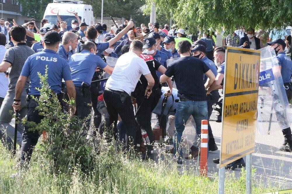 Ceza yedi, polislere saldırdı