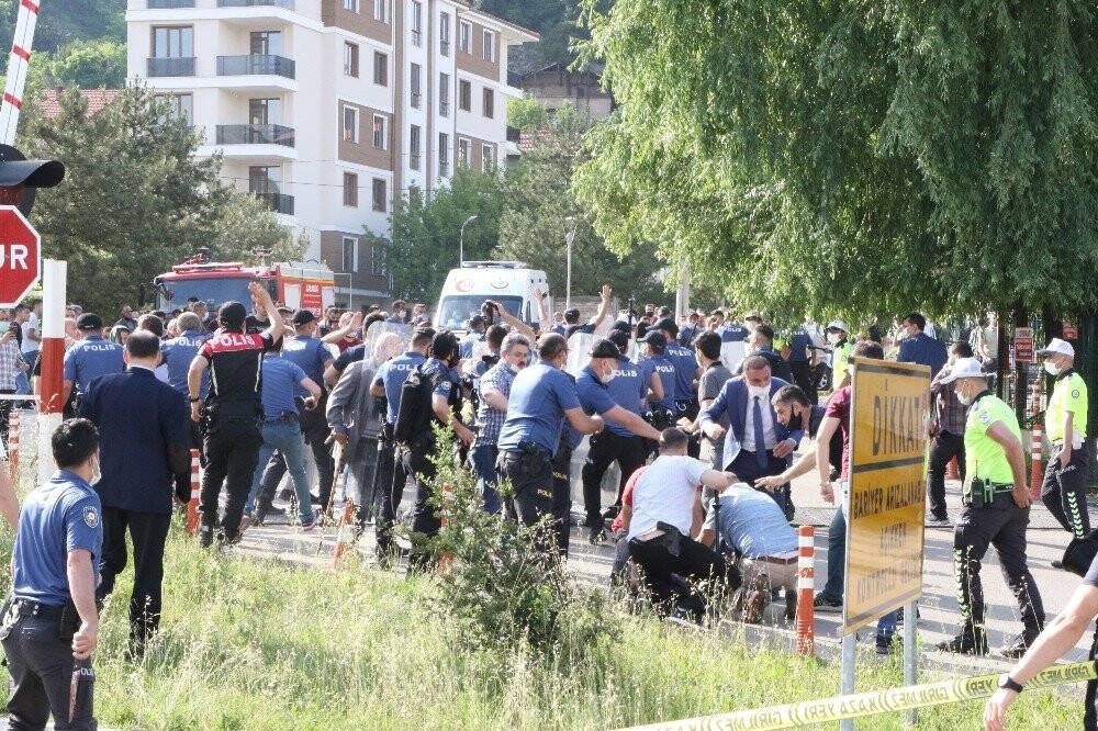 Ceza yedi, polislere saldırdı