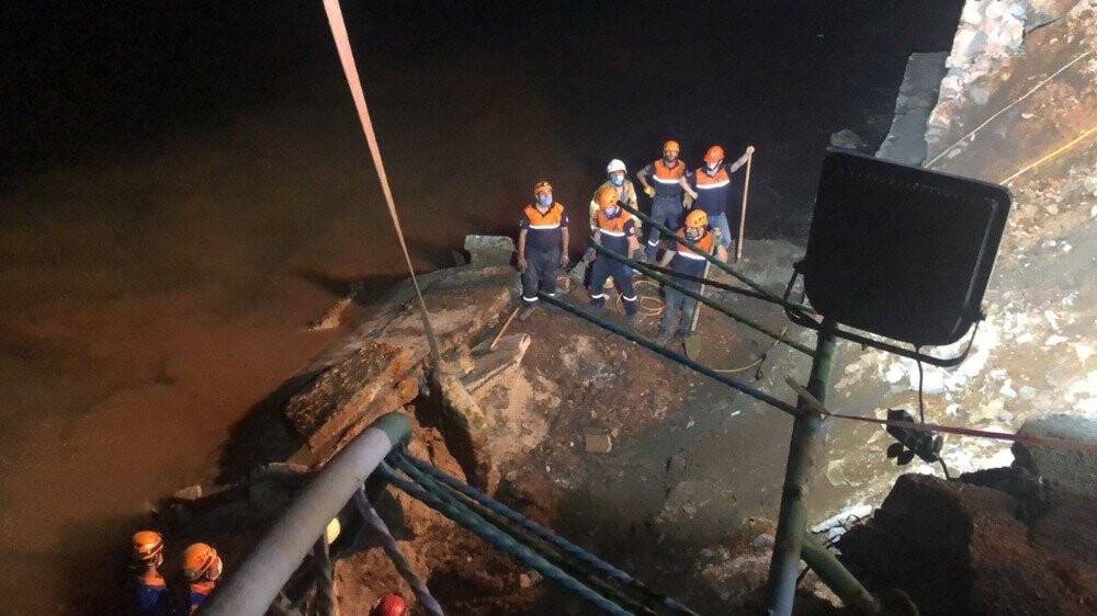 İstinat duvarının altında arama çalışmaları devam ediyor