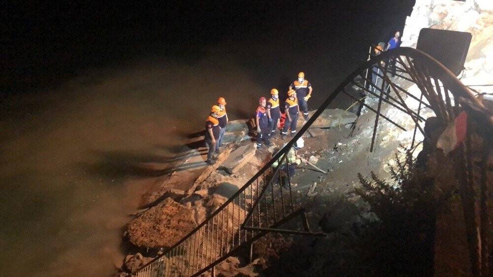 İstinat duvarının altında arama çalışmaları devam ediyor
