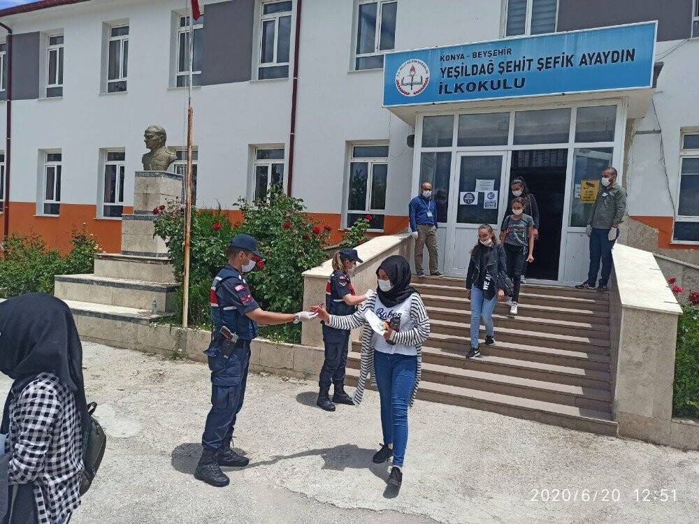 Jandarmadan LGS’ye giren öğrencilere moral ikramı