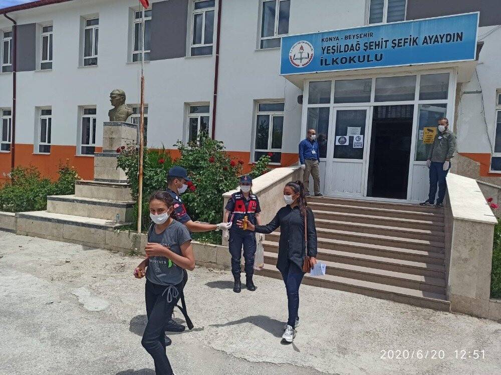 Jandarmadan LGS’ye giren öğrencilere moral ikramı
