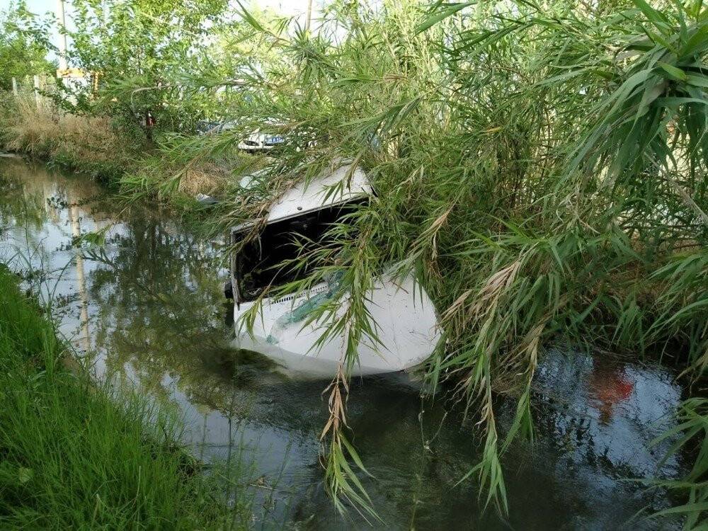 Polisten kaçtı, kanala uçtu