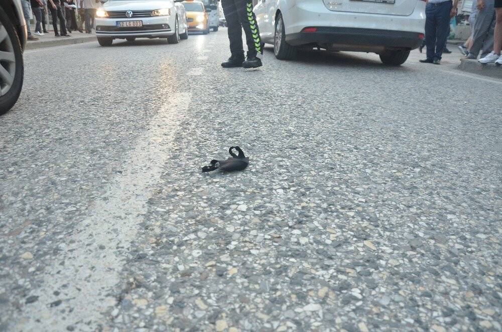 Yolun karşısına geçmeye çalışan yayaya çarptı