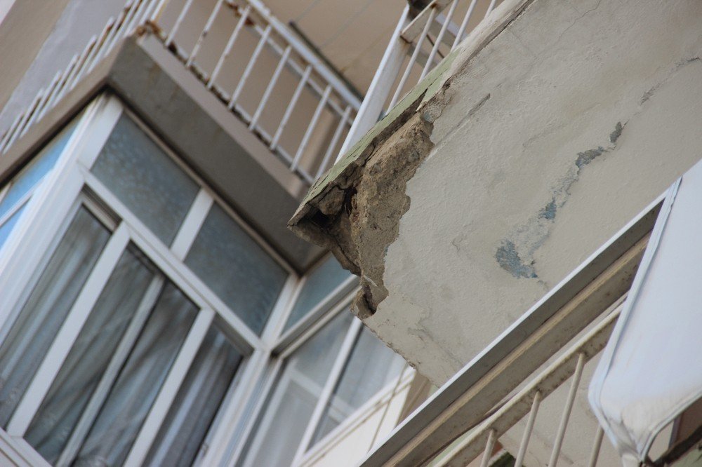 Beton parçalarının altında kalmaktan son anda kurtuldu