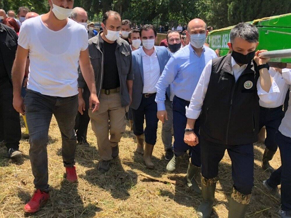 Bursa'da selde ölen kızın tabutunu bakanlar taşıdı