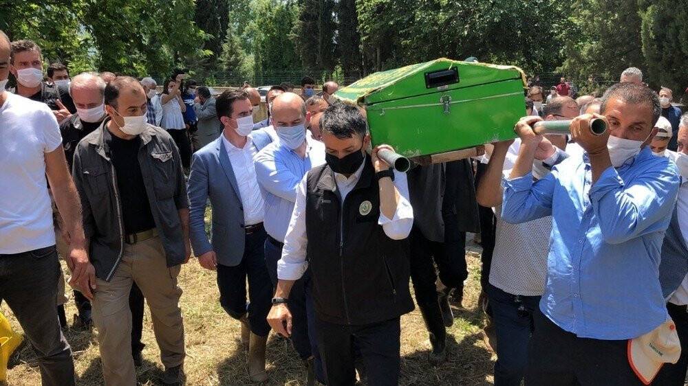 Bursa'da selde ölen kızın tabutunu bakanlar taşıdı