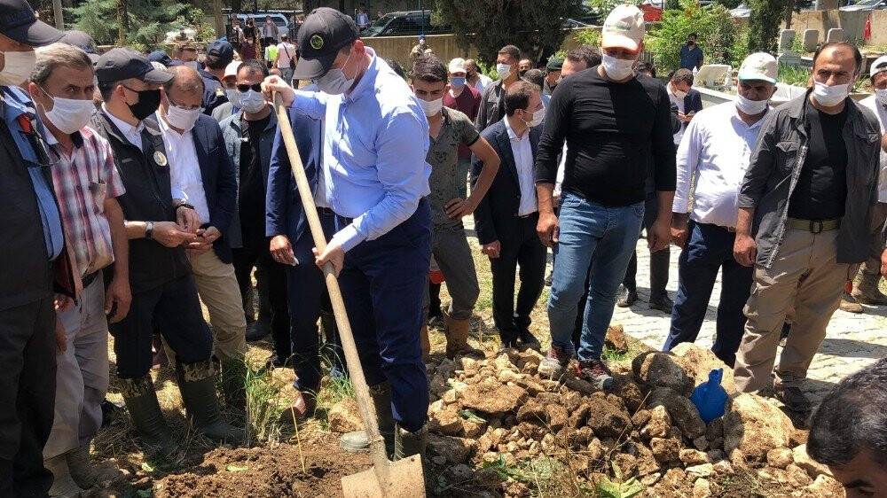 Bursa'da selde ölen kızın tabutunu bakanlar taşıdı