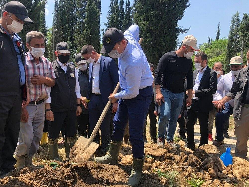 Bursa'da selde ölen kızın tabutunu bakanlar taşıdı