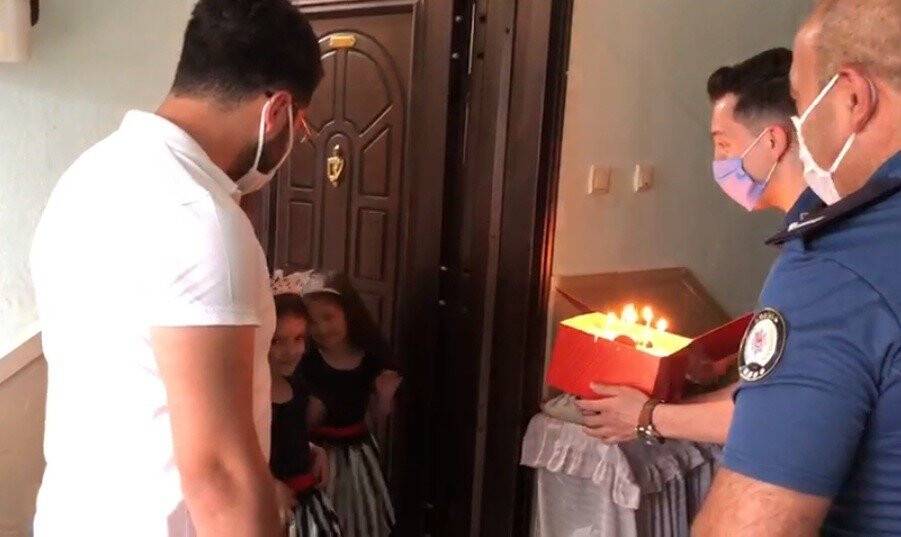 Polisten korkmuşlardı, doğum gününü kutladılar